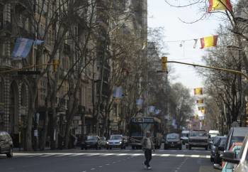 Una calle de Buenos Aires, con banderas españolas. (Foto: D. FERNÁNDEZ)