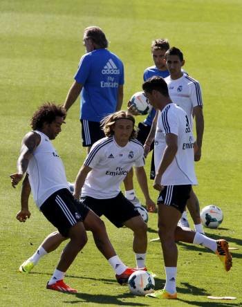 Cristiano Ronaldo, ayer junto a Modric y Marcelo durante el entrenamiento en Valdebebas. (Foto: F. ALVARADO)
