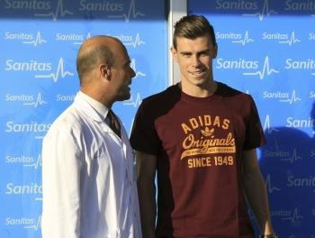 El galés Gareth Bale,d.,  hasta ahora jugador del Tottenham inglés, a su llegada a la clínica donde  ha pasado reconocimento médico tras su fichaje por el Real Madrid (Foto: efe)