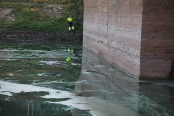 Un operario de Aquagest observaba ayer las aguas de Cachamuiña. (Foto: JOSÉ PAZ)