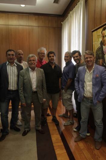 Rosendo Fernández y el alcalde de Carballiño, Argimiro Marnotes, junto a algunos intérpretes. (Foto: MIGUEL ÁNGEL)