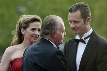 El monarca conversa con su hija Cristina e Iñaki Urdangarin, durante una recepción oficial.