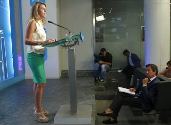 Dolores de Cospedal, ante Carlos Floriano en la rueda de prensa tras la Ejecutiva del PP. (Foto: BERNARDO RODRÍGUEZ)