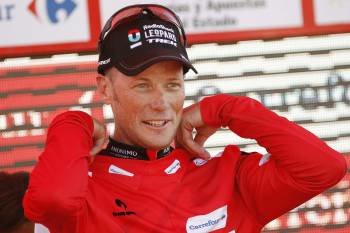 Horner, de nuevo vestido con el jersei rojo de primer clasificado de la Vuelta ciclista a España. (Foto: JAVIER LIZÓN)