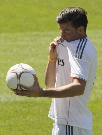 El internacional galés Gareth Bale, ayer besando el escudo de la camiseta del Real Madrid. (Foto: ángel díaz)