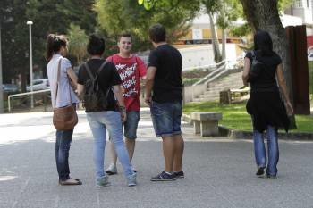 Un grupo de jóvenes, charlando en el Campus de Ourense. (Foto: MIGUEL ÁNGEL)