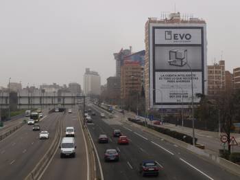 Lona publicitaria de Evo Banco, en un edificio de Madrid.