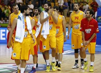 Varios jugadores de España celebran la victoria. (Foto: CHEMA MOYA)