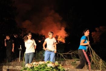 Los vecinoscolaboraron en la extinción del fuego (Foto: José Paz)
