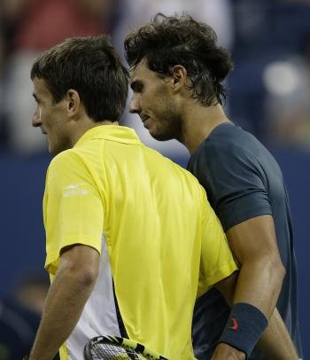 El tenista español Rafael Nadal (d) y su compatriota Tommy Robredo (i) se abrazan tras finalizar el encuentro (Foto: EFE)