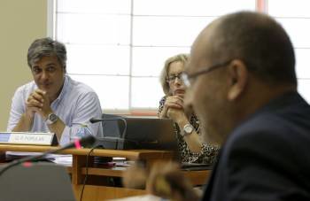 Pedro Puy escucha la intervención del portavoz parlamentario del PSdeG, Abel Losada. (Foto: LAVANDEIRA JR)