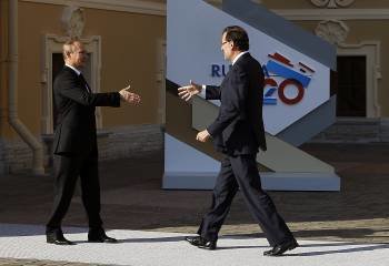 Putin, el anfitrión de la cumbre del G20 en San Petesburgo, saluda a Mariano Rajoy. (Foto: KOTE RODRIGO)