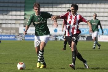 Manu Barreiro controla el balón ante la presión de un defensor de la U.D. Logroñés.