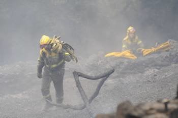 Brigadistas en las labores de extinción del incendio de Castrelo de Miño-Toén. (Foto: MARTIÑO PINAL)