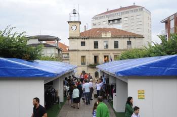 La Feira do Stock de Carballiño se inauguró ayer, a las 19,00 horas. (Foto: M.P.)