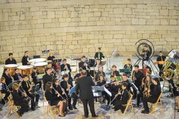 Actuación de la Banda Infantil 'Luis Costa' en el auditorio del Castillo de Ribadavia. (Foto: MARTIÑO PINAL)