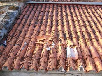 Cubierta de la capilla de San Lázaro en Verín, con las tejas totalmente destrozadas. (Foto: A.R.)