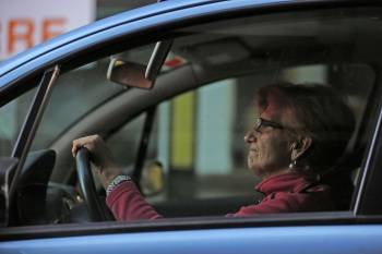 Una conductora, al volante de su coche el viernes, por la ciudad. (Foto: X. FARIÑAS)