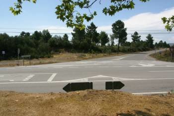 La imagen muestra, al otro lado de la carretera, la loma donde se buscará tantalita en Vilardevós. (Foto: JOSÉ PAZ)