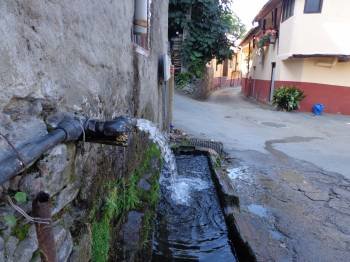 Imagen de una de las fuentes del pueblo de Arnado, contaminada porque se abastece de la traída. (Foto: FOTOS: J.C.)