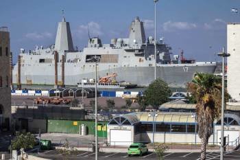 Unos de los barcos de guerra norteamericanos, en el puerto israelí de Haifa. (Foto: SHAR YASHUV)