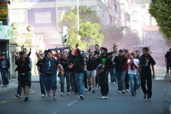 Un grupo de radicales del Ourense, escoltados por la policía por la calle Ervedelo antes del CDO-Racing de Ferrol. (Foto: FOTOS: JOSÉ PAZ)