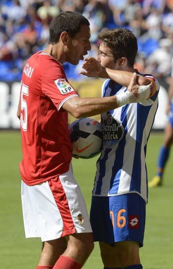 Acciari se encara con un futbolista del Deportivo. (Foto: DXT)