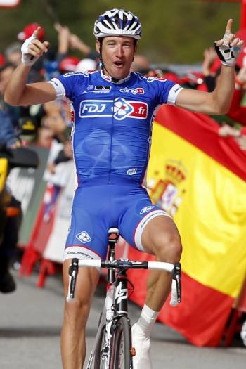 El francés Alexandre Geniez celebra la victoria. (Foto: JAVIER LIZON)
