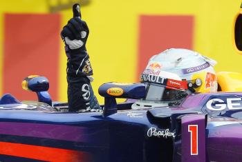 El piloto alemán de Red Bull, Sebastian Vettel, celebra la victoria lograda en Monza. (Foto: efe)