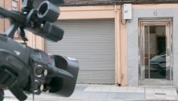 Portal de la vivienda de la joven fallecida la pasada semana en León. (Foto: ARCHIVO)