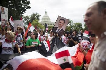 Manifestantes contra la intervención de EEUU en Siria protestan ante el Capitolio. (Foto: JIM LO SCALZO)