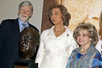 David B.Roosevelt, la reina Sofía y Anette Lantos, de la Fundación Lantos. (Foto: MIGUEL RAJMIL)