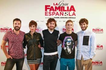 El equipo de 'La gran familia española'. (Foto: MARTA PÉREZ)