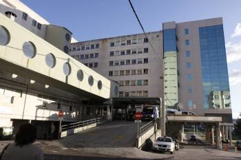 Zona de Urgencias del CHUO, hospital en el que permanecen ingresados tres jugadores. (Foto: XESÚS FARIÑAS)