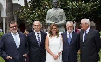 Manuel Chaves, la nueva presidenta de la Junta Susana Díez y José Antonio Griñán, ayer en Sevilla. (Foto: RAÚL CARO)