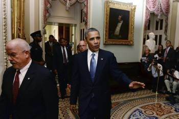 Obama, saliendo de una reunión que mantuvo con senadores de EEUU sobre Siria, en el Capitolio. (Foto: SHAWN THEW)