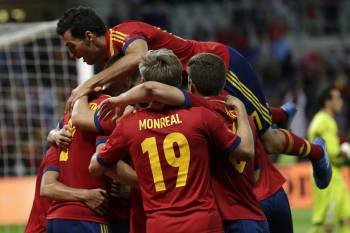 Los internacionales españoles celebran el gol que supuso el empate final. (Foto: SALVATORE DI NOLFI)