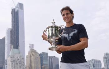 El tenista español Rafael Nadal posa con el trofeo de ganador del Abierto de Estados Unidos. (Foto: JUSTIN LANE)