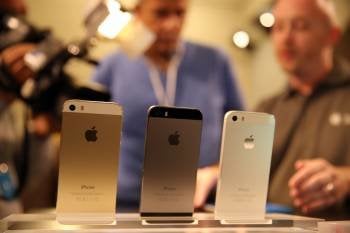 Vista de los nuevos modelos de Apple iPhone 5S que se exhiben en la tienda Apple en Berlín. (Foto: KAY NIETFELD)