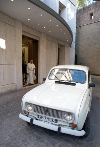 El papa, ante el vehículo regalo del sacerdote de Verona. (Foto: O.V.)