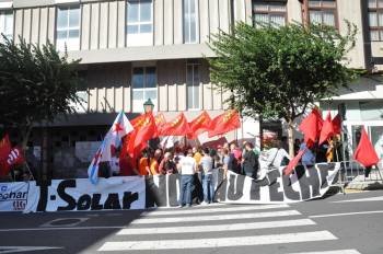 Los trabajadores, concentrados ante el Parlamento gallego, mientras se debatía la propuesta.