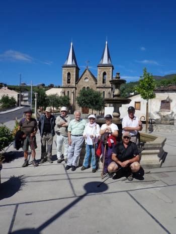 Asunción Arias (centro), con el grupo de peregrinos. (Foto: CHOU)