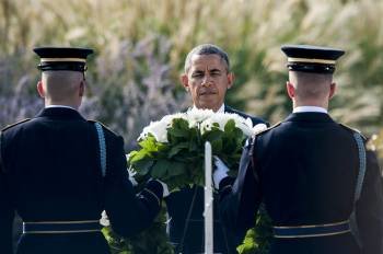 Barack Obama posa una corona de flores durante el recuerdo de las víctimas de los atentados del 11-S. (Foto: P. MAROVICH)