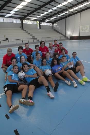 Las jugadoras y el cuerpo técnico del Cidade das Burgas. (Foto: MIGUEL ÁNGEL)