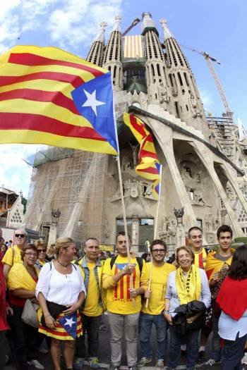 Independentistas catalanes, ante la Sagrada Familia. (Foto: TONI GARRIGA)