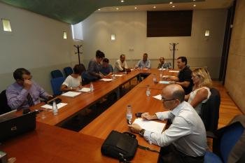 Los miembros de la comisión de trabajo del Pacto polo Emprego, en la reunion de ayer. A la derecha, el edil de Economía, Vázquez Barquero. 