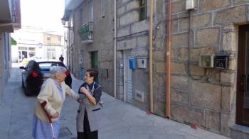 Dos vecinas comentan la muerte de María de F   átima en el Callejón de San Lázaro. La vivienda de la fallecida es la del centro, con la puerta blanca.