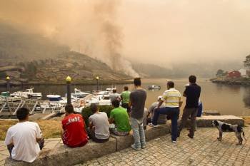 Vecinos de la localidad coruñesa de Carnota observan el incendio en el monte Pindo. (Foto: ÓSCAR CORRAL)