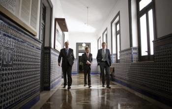 Miguel Ángel Cadenas, Manuel Almenar y Alfonso Rueda,  ayer en A Coruña tras explicar el nuevo proceso. (Foto: CABALAR)