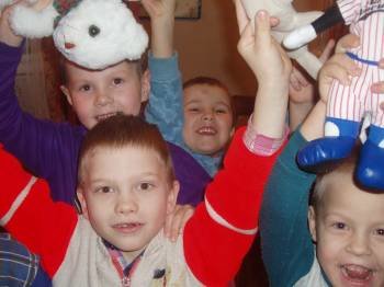 Un grupo de niños en un centro de acogida de Rusia.